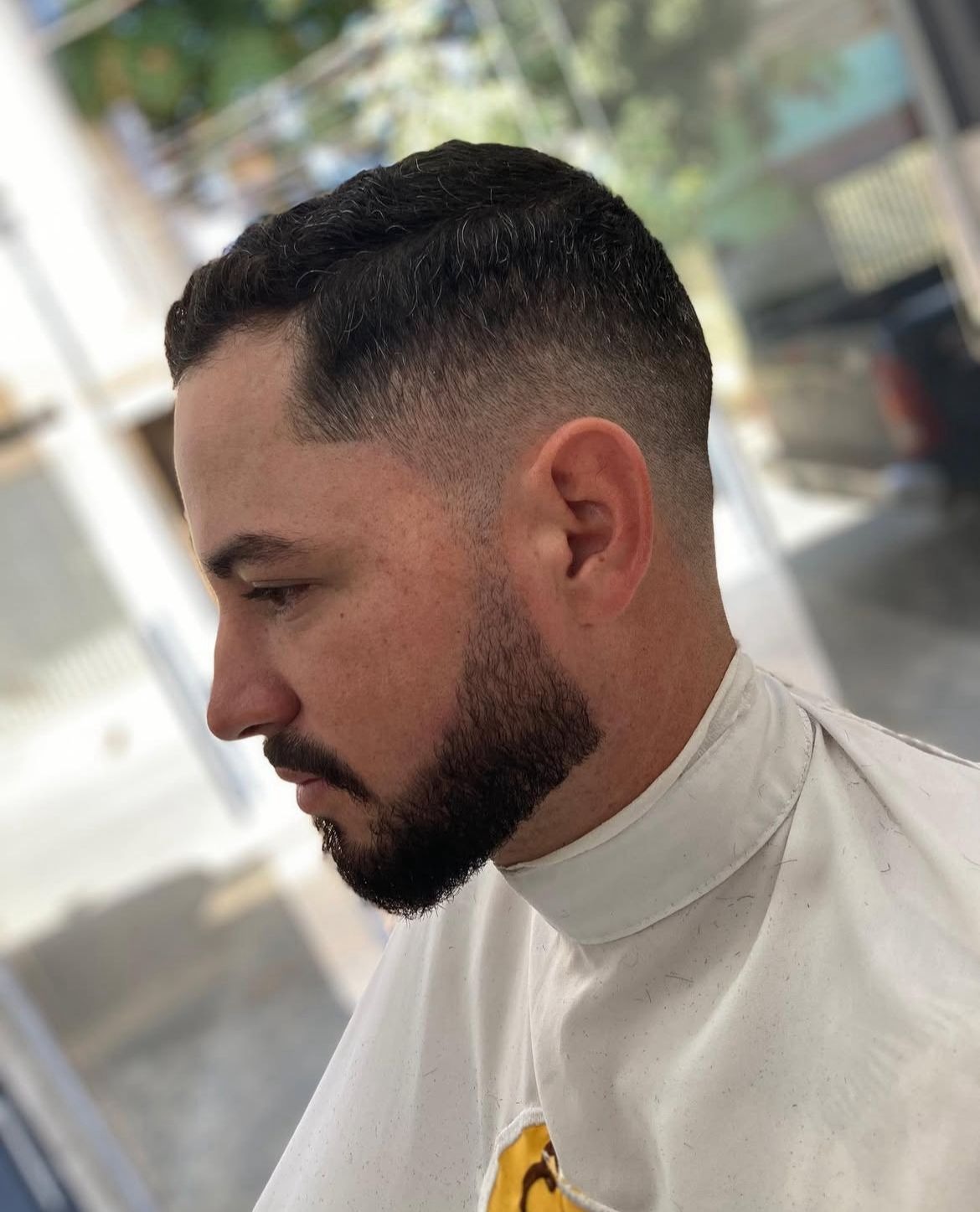 Corte degradê com barba alinhada
